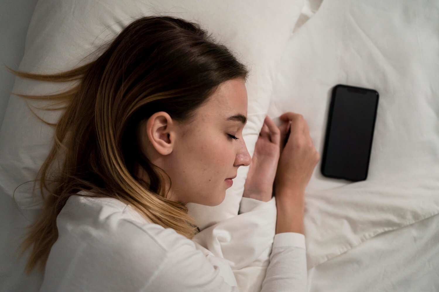 7 Shocking Effects of Keeping Mobile Near Head While Sleeping